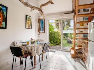 ein Esszimmer mit Tisch und Stühlen in der Unterkunft Holiday Home Monoi by Interhome in Lancieux