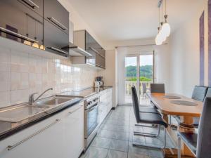 Køkken eller tekøkken på Apartment Zora-4 by Interhome