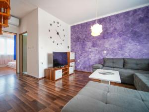 Et tv og/eller underholdning på Apartment Zora-4 by Interhome