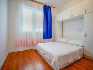 En eller flere senge i et værelse på Apartment Zora-4 by Interhome