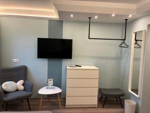 TV a/nebo společenská místnost v ubytování Strandhotel Dagebüll direkt an der Nordsee