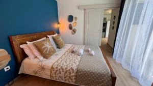 ein Schlafzimmer mit einem Bett mit zwei Stofftieren darauf in der Unterkunft Longanea 1 in Saint-Pierre