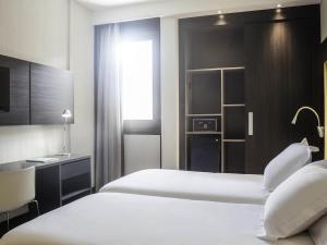 Postel nebo postele na pokoji v ubytování Novotel Madrid Center
