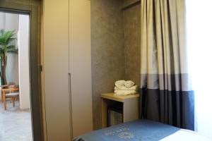 伊兹密尔stay on hotel的一间卧室配有一张床、一张桌子和毛巾