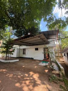 Mūvattupulaheritage mansion的白色的建筑,设有大屋顶