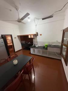 Mūvattupulaheritage mansion的配有桌椅和柜台的厨房