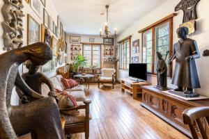 un salon avec une statue de femme dans l'établissement Hueseken, à Finnentrop