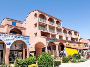 een gebouw met balkons aan de straatkant bij Apartment Le Central Beach by Interhome in Plage dʼArgelès