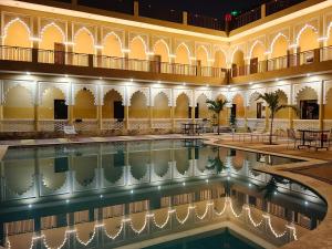 Una piscina cubierta en un edificio con luces. en L S Haveli - A Heritage Lake View Haveli, en Pushkar