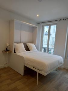 Una cama o camas en una habitación de 243- Jardin de Jouy - Vincennes Centre