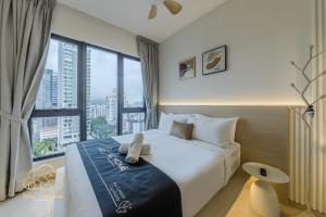 ein Schlafzimmer mit einem großen Bett mit einem großen Fenster in der Unterkunft 22Macalisterz by MC Home in George Town + 257 Fotos