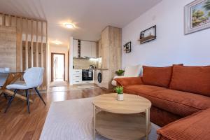 un salon avec un canapé et une table dans l'établissement Pirin Sense Apartment Complex, à Bansko