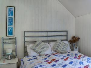 een slaapkamer met een bed met twee kussens erop bij Rowan Cottage in Rosedale Abbey