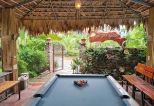 un tavolo da biliardo nel centro di un patio di Tamcoc Home Garden a Vũ Lâm