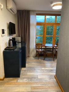 cocina y comedor con mesa, mesa y sillas en Apartments by Rikhe Palace, en Tiflis