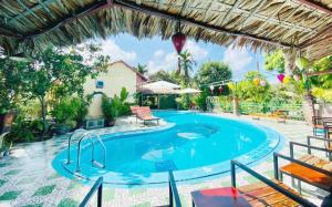 una piscina in una casa con piscina di Tamcoc Home Garden a Vũ Lâm Altre 27 foto