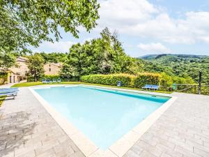 une piscine avec vue sur les montagnes dans l'établissement Apartment Il Frassino del Borgo di Ghiora by Interhome, à Falciano 29 autres photos