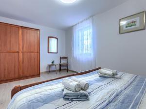 Ένα ή περισσότερα κρεβάτια σε δωμάτιο στο Apartment Marija by Interhome