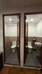 Un baño con dos inodoros y un lavabo. en Aurora Hostel Inn, en Boracay
