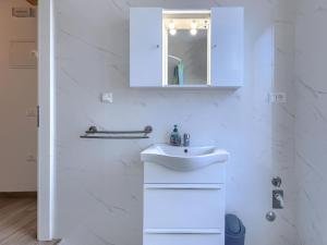 Ένα μπάνιο στο Apartment Marija by Interhome