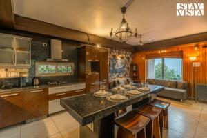 Kuchyň nebo kuchyňský kout v ubytování StayVista at Viva La Vida - Bonfire, Jacuzzi, AC