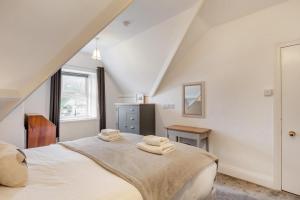 een slaapkamer met een bed met handdoeken erop bij 3 Bed in Lynton oc-e33950 in Lynton