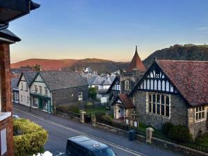 een oude stad met huizen en een straat bij 3 Bed in Lynton oc-e33950 in Lynton