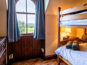 En eller flere senge i et værelse på 5 Bed in Shiskine oc-b33664