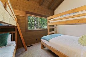 Un dormitorio con dos literas y una ventana. en 2 Landrise, en Sunriver