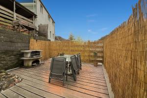 une terrasse avec 2 chaises et une clôture dans l'établissement Vintage Apartment 2 Black am Kurpark von Bad Ems, à Bad Ems