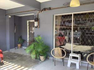 einen Vorraum mit zwei Stühlen und einem Fenster in der Unterkunft Grayhaus BU3 House at Bandar Utama - near 1 Utama Shopping Centre - Stay Only NO EVENTS in Petaling Jaya + 24 Fotos