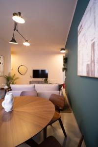 un salon avec une table et un canapé dans l'établissement L'Atelier - 2 min walk to Bernina Express, à Tirano