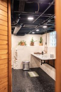 Ένα μπάνιο στο The Railway Retreat - Downtown Sylvania +51 φωτογραφίες