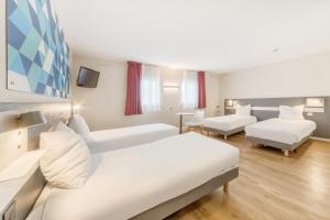 Postel nebo postele na pokoji v ubytování Comfort Hotel Paris Porte d'Ivry + 39 fotografií