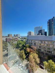 une vue d'une ville depuis un bâtiment dans l'établissement Apartamento Forum, à Barcelone