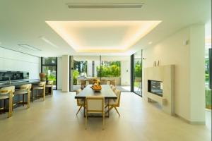 Η κουζίνα ή μικρή κουζίνα στο Ultra Luxury 5 Bedroom Retreat with Rooftop Solarium