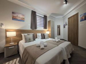 Postel nebo postele na pokoji v ubytování Modern 1BD Maisonette at The Podium - Yacht Marina Area, Close to Valletta