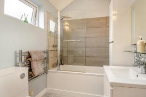 een badkamer met een douche, een bad en een wastafel bij 1 Bed in Dickleburgh oc-m33974 in Dickleburgh +13 foto's