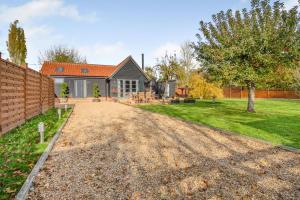 een huis met een grindoprit voor een tuin bij 1 Bed in Dickleburgh oc-m33974 in Dickleburgh