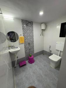 Ένα μπάνιο στο Juee's Holiday Homes +8 φωτογραφίες