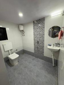 Ένα μπάνιο στο Juee's Holiday Homes