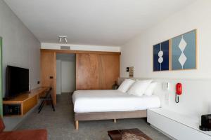 TV a/nebo společenská místnost v ubytování Hôtel Vertime