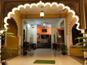 Ο χώρος του λόμπι ή της ρεσεψιόν στο Hotel LS Haveli