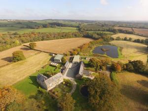 eine Luftansicht eines großen Hauses mit See in der Unterkunft 4 Bed in Shebbear oc-w33730 in Black Torrington