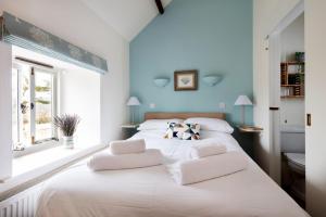 zwei Betten in einem Zimmer mit blauen Wänden in der Unterkunft 4 Bed in Shebbear oc-w33730 in Black Torrington