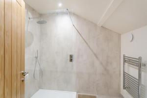 Et badeværelse på 2 Bed in Dunsop Bridge oc-w33524