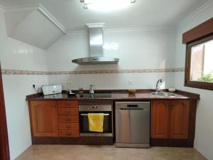 una cucina con fornelli e lavello di Casa natural redes  Altre 6 foto