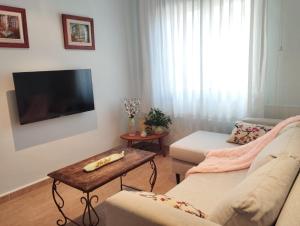 un soggiorno con un divano e un tavolo di Casa natural redes 