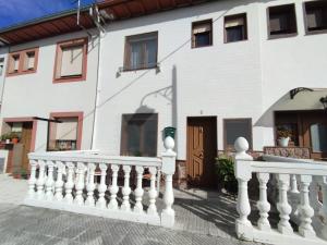 una recinzione bianca di fronte a un edificio bianco di Casa natural redes 