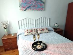 un letto con un vassoio con fiori sopra di Casa natural redes 